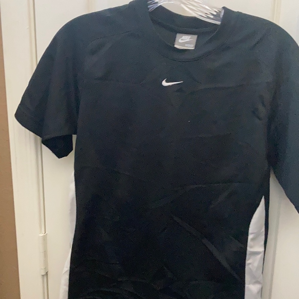 FINAL MARKDOWN Children’s Nike tee shirt medium